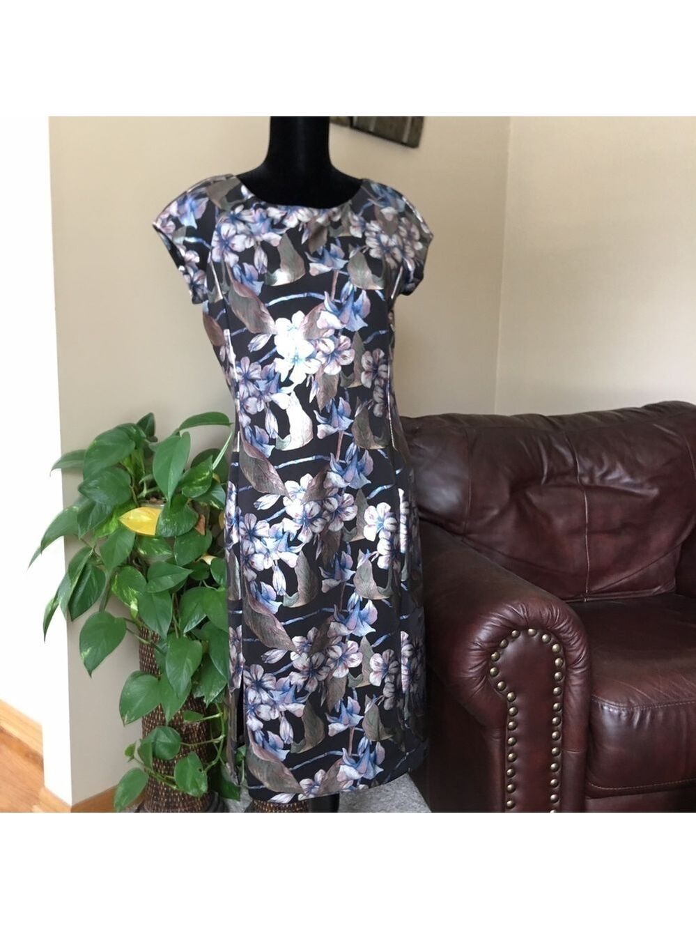 NWT ECI Beautiful New York Floral foil sheath or scuba dress size 10 shimmer